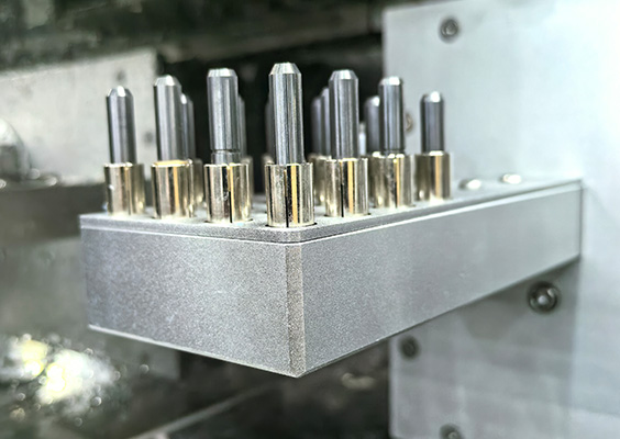 Automatic tool changer with multiple milling burs for dental CNC machine